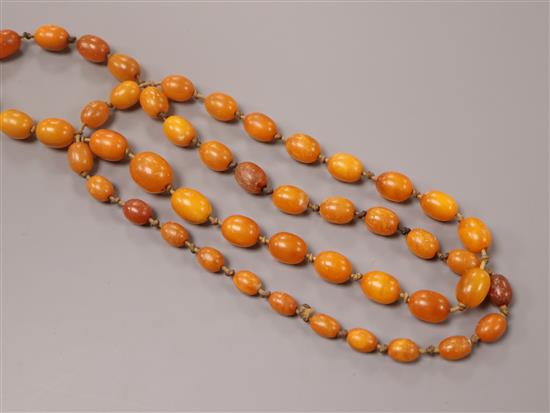 A single strand amber bead necklace, gross 33 grams, 80cm.